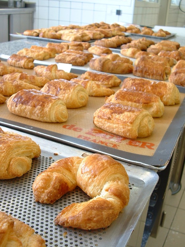 Pains au chocolat et croissants