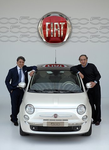 Luca De Meo, CEO Fiat Automobiles, and Sergio Marchionne, CEO Fiat Group Automobiles, avec la Fiat 500 (2007)